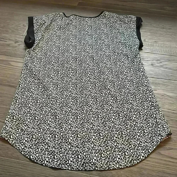 ✨🆕EXPRESS🆕✨ | Black And White Speckled Blouse - Picture 9 of 9